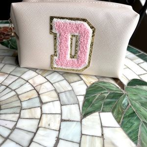 Initial make-up bag cream and pink